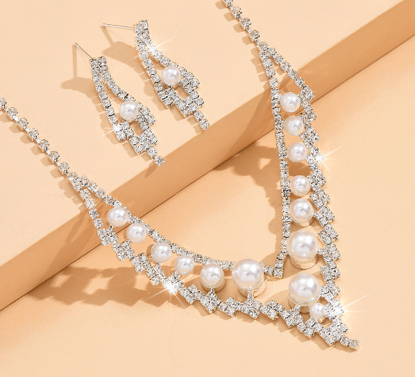La Parure Collier en V Perles & Strass Eclat- Maison C&N